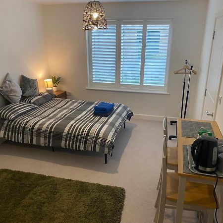 ניו הייבן Very Large Double Room With Corner Sofa, Sky Tv, Netflix Etc, Fridge And Microwave מראה חיצוני תמונה