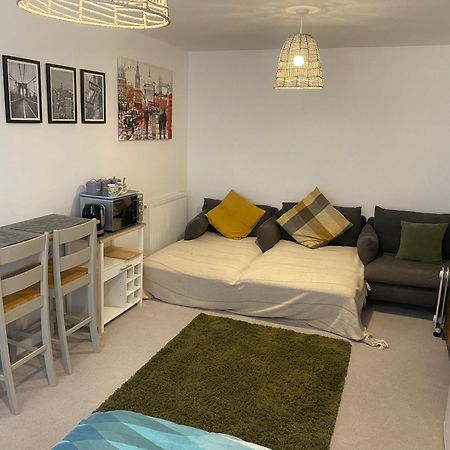 ניו הייבן Very Large Double Room With Corner Sofa, Sky Tv, Netflix Etc, Fridge And Microwave מראה חיצוני תמונה