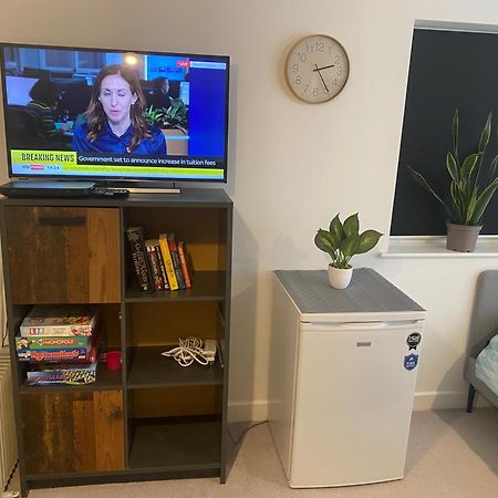 ניו הייבן Very Large Double Room With Corner Sofa, Sky Tv, Netflix Etc, Fridge And Microwave מראה חיצוני תמונה