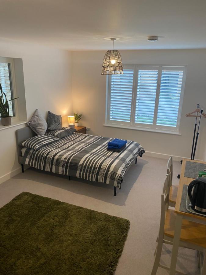 ניו הייבן Very Large Double Room With Corner Sofa, Sky Tv, Netflix Etc, Fridge And Microwave מראה חיצוני תמונה