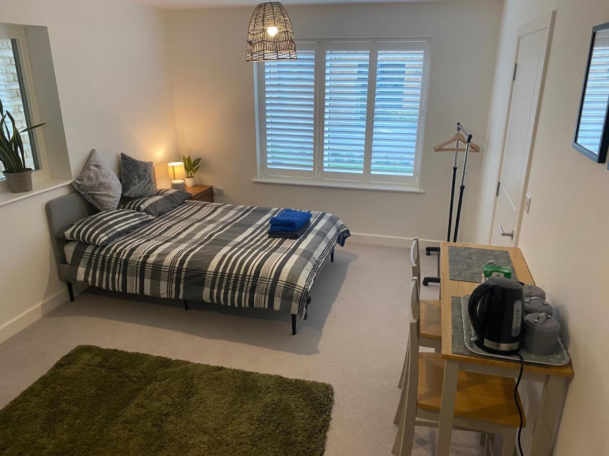 ניו הייבן Very Large Double Room With Corner Sofa, Sky Tv, Netflix Etc, Fridge And Microwave מראה חיצוני תמונה