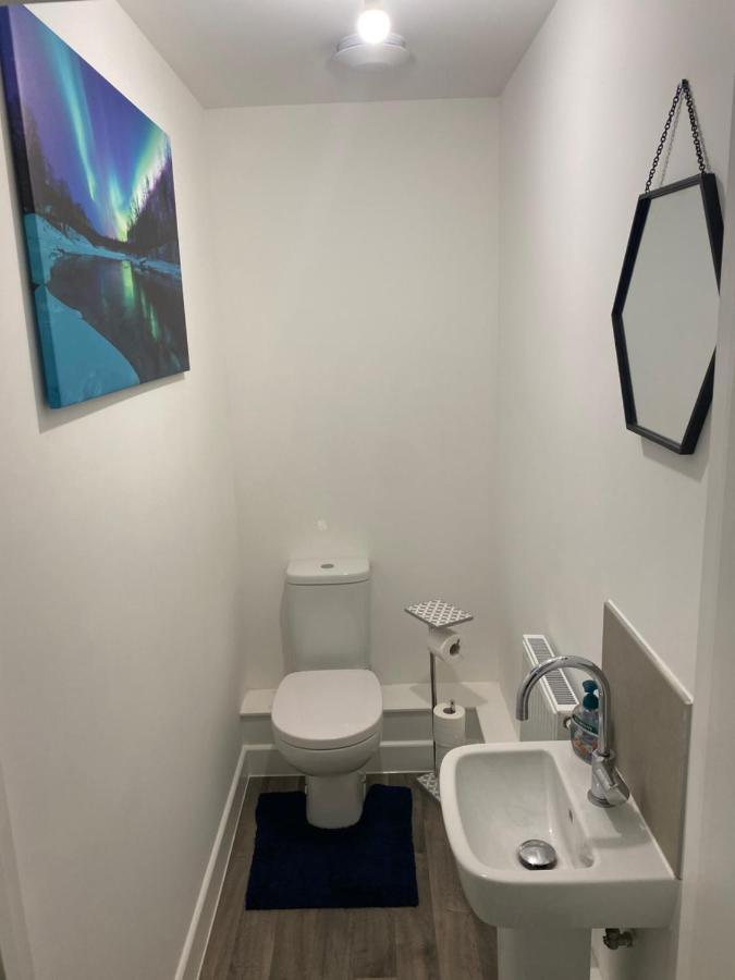 ניו הייבן Very Large Double Room With Corner Sofa, Sky Tv, Netflix Etc, Fridge And Microwave מראה חיצוני תמונה