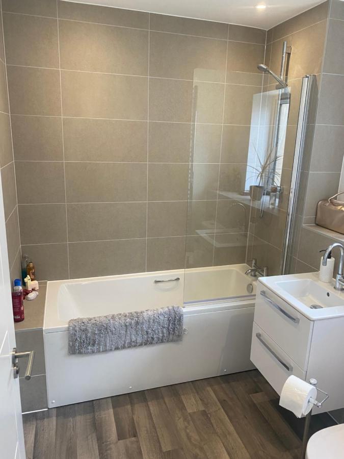 ניו הייבן Very Large Double Room With Corner Sofa, Sky Tv, Netflix Etc, Fridge And Microwave מראה חיצוני תמונה