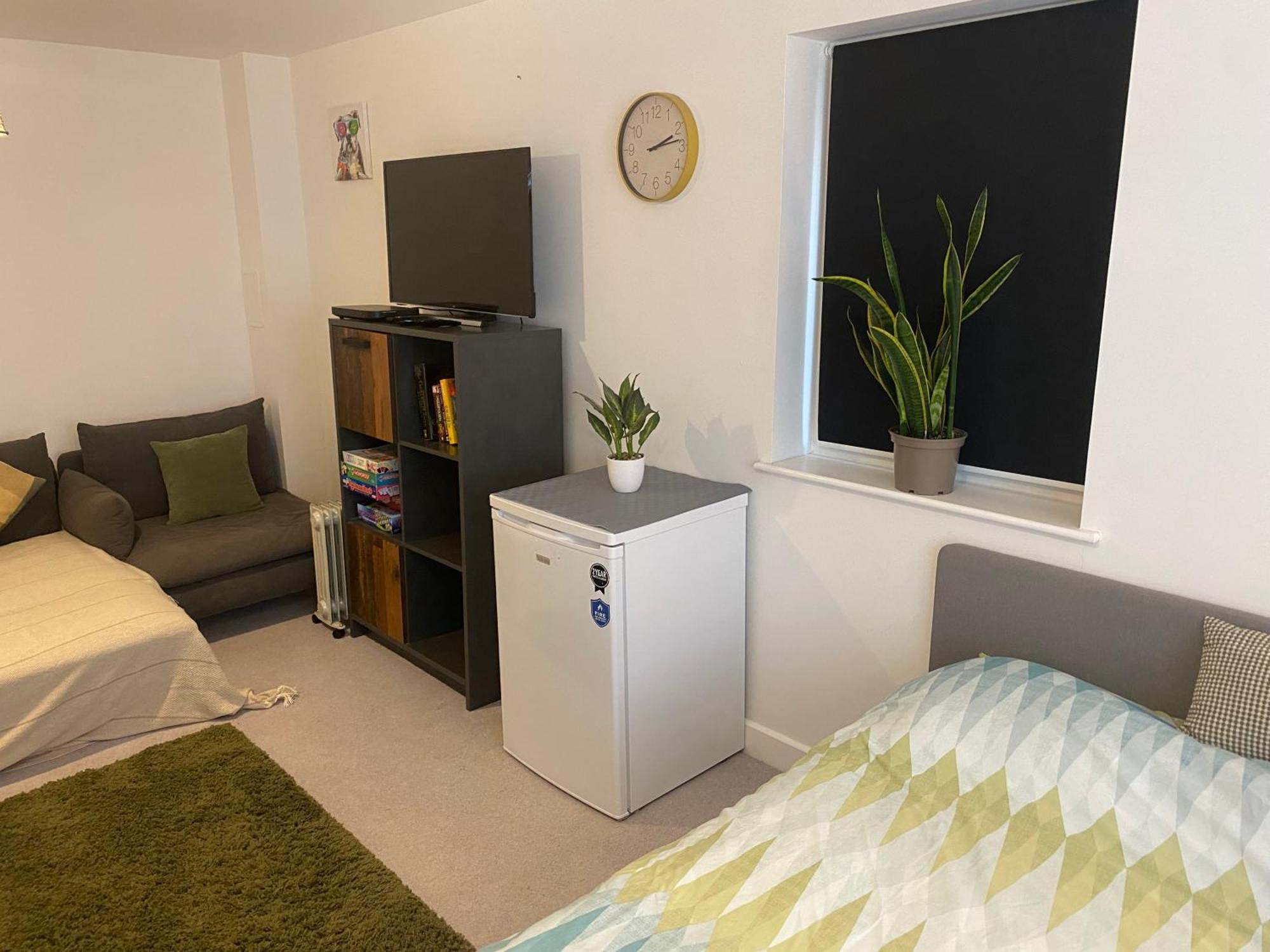 ניו הייבן Very Large Double Room With Corner Sofa, Sky Tv, Netflix Etc, Fridge And Microwave מראה חיצוני תמונה