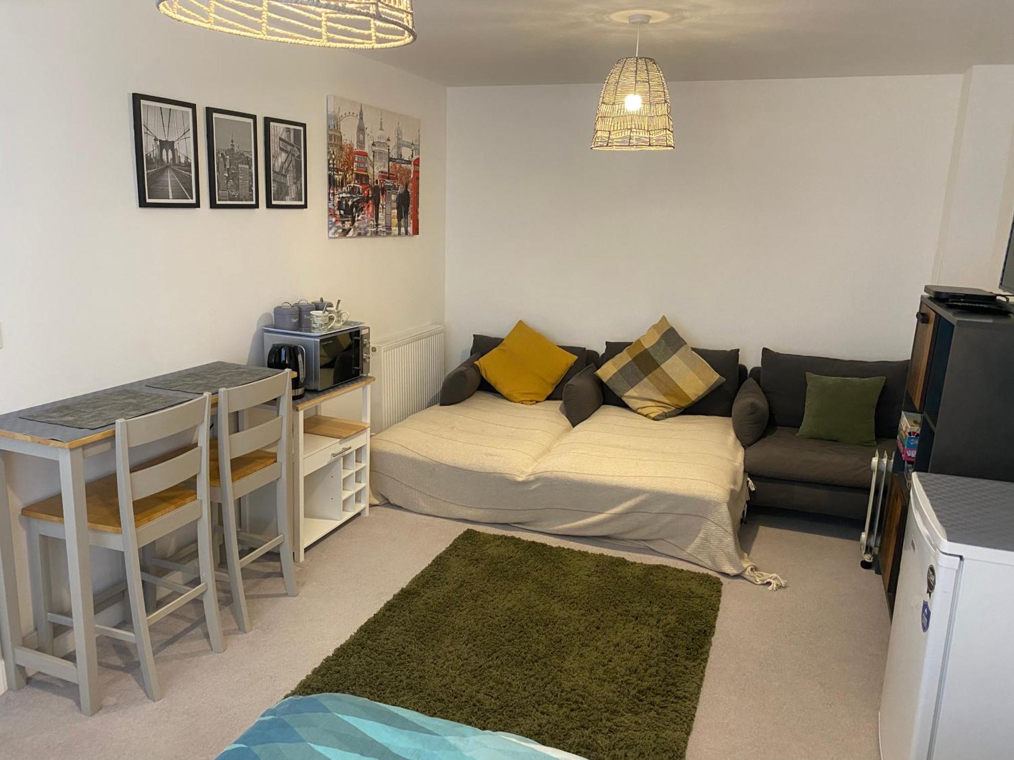 ניו הייבן Very Large Double Room With Corner Sofa, Sky Tv, Netflix Etc, Fridge And Microwave מראה חיצוני תמונה