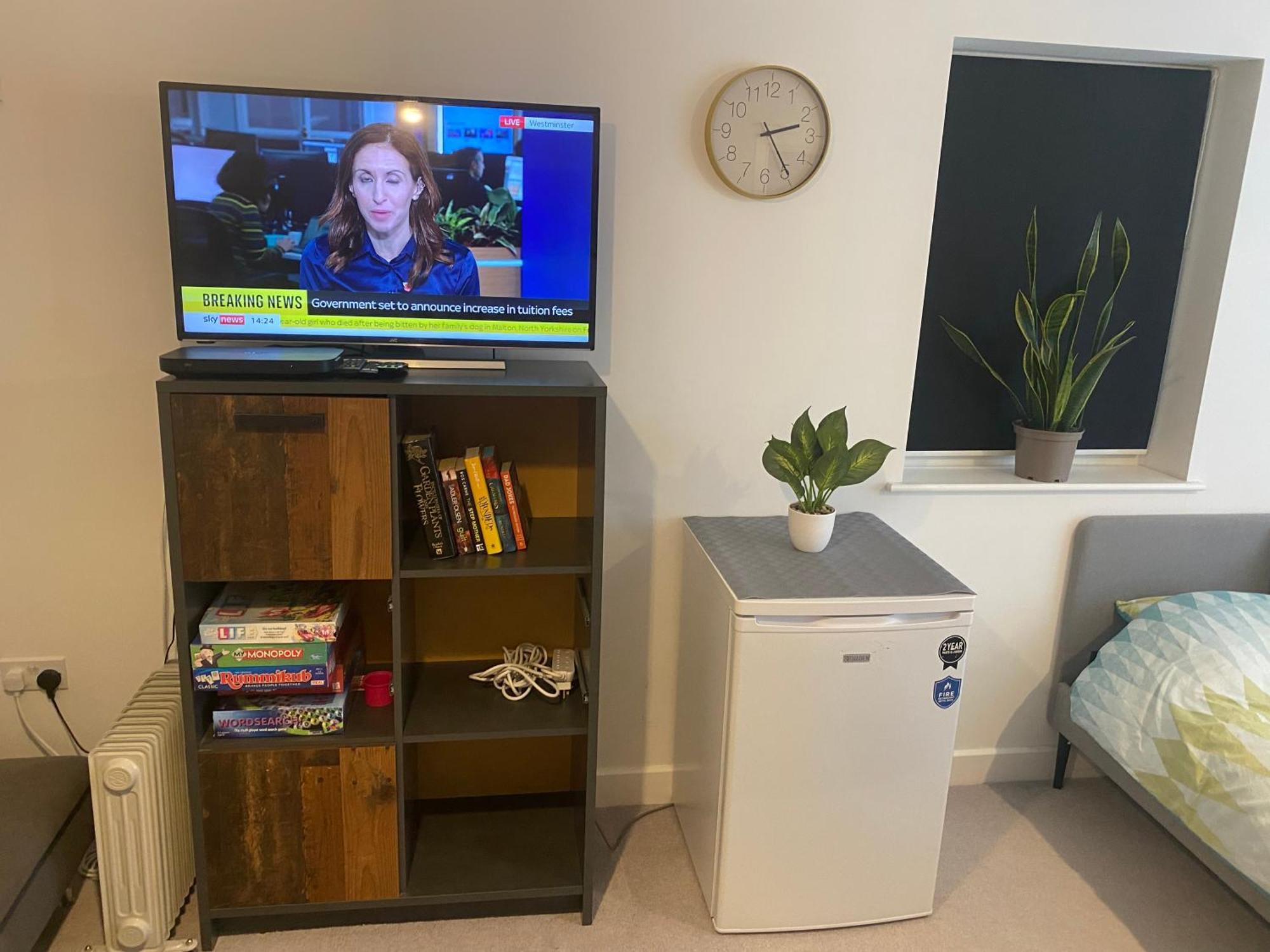 ניו הייבן Very Large Double Room With Corner Sofa, Sky Tv, Netflix Etc, Fridge And Microwave מראה חיצוני תמונה