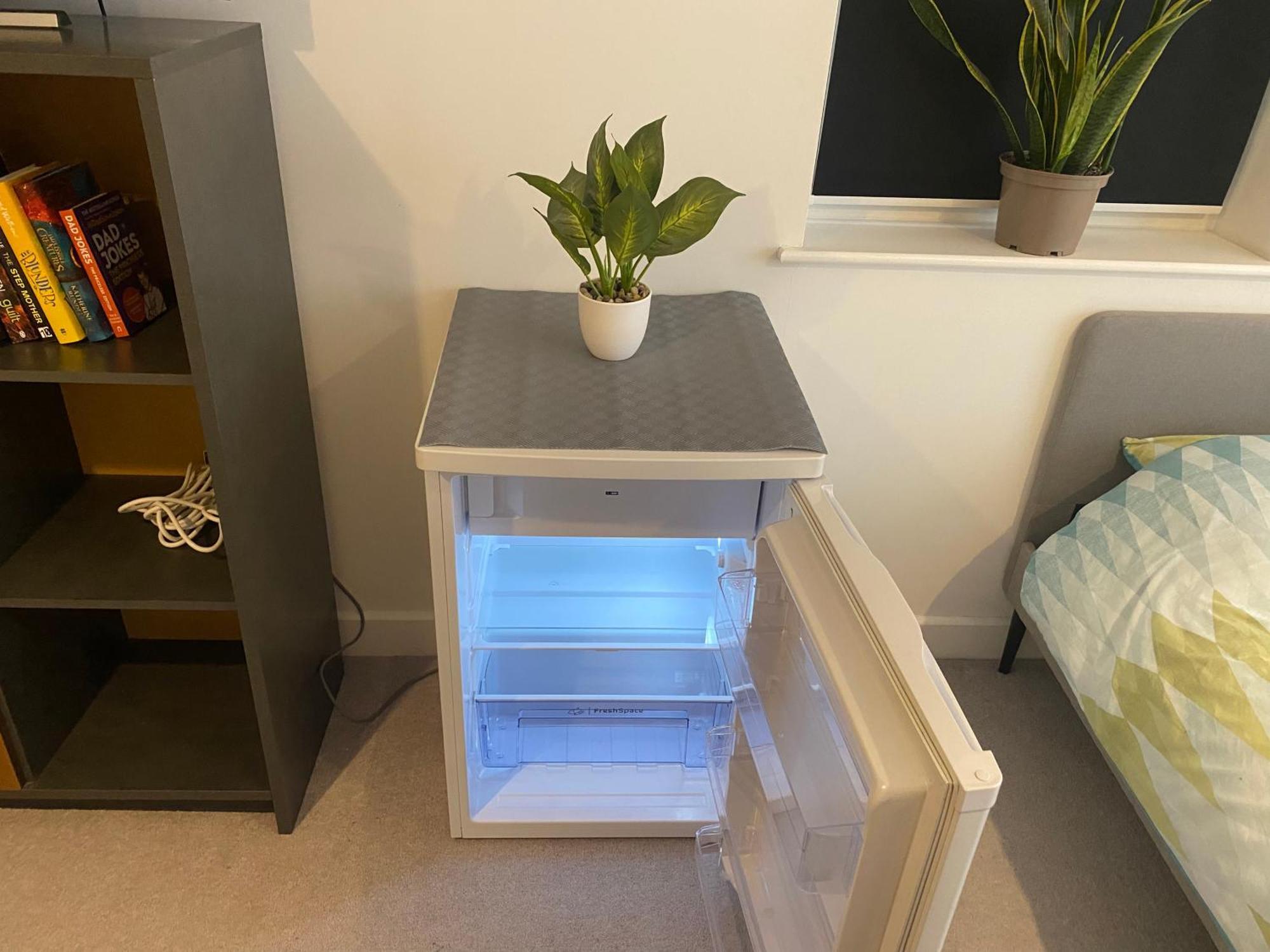 ניו הייבן Very Large Double Room With Corner Sofa, Sky Tv, Netflix Etc, Fridge And Microwave מראה חיצוני תמונה