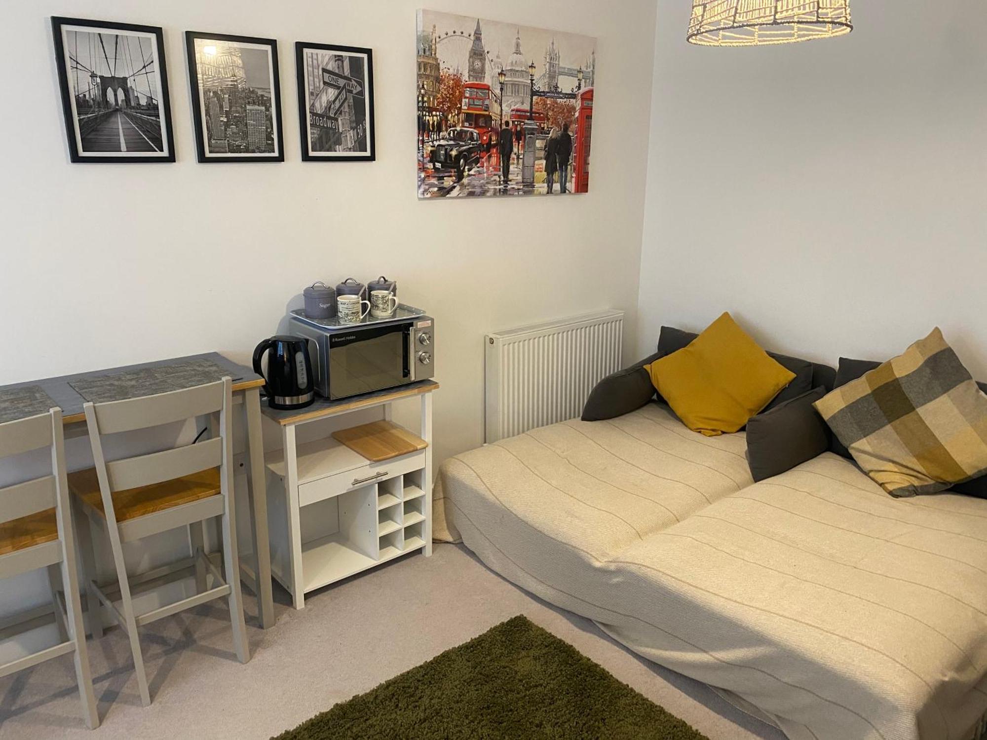 ניו הייבן Very Large Double Room With Corner Sofa, Sky Tv, Netflix Etc, Fridge And Microwave מראה חיצוני תמונה